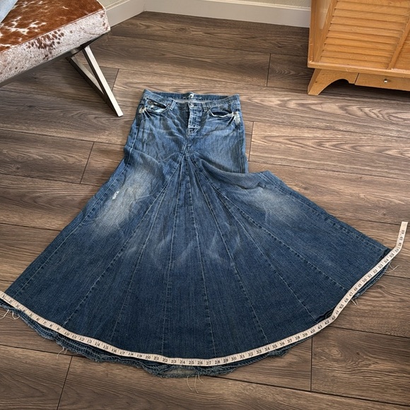 Perfectly distressed 7 for all mankind denim skirt with a train - Picture 16 of 16